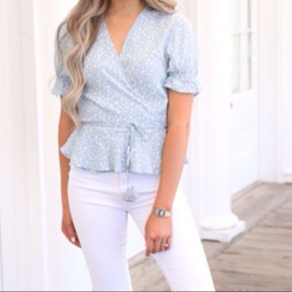 ✨ Santorini Wrap Top✨ - Picture 2 of 4